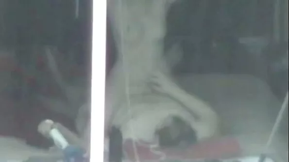 خنثي يحاول الحصول على دسار لتناسب في فلم رومانسي سكس الحمام