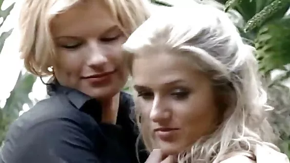 Squirty افلام سكس الجنس الثالث مفلس راعية البقر يستمني في الفناء