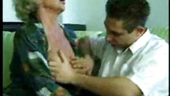 شقراء صغيرة handjob افلام جنس سمينات